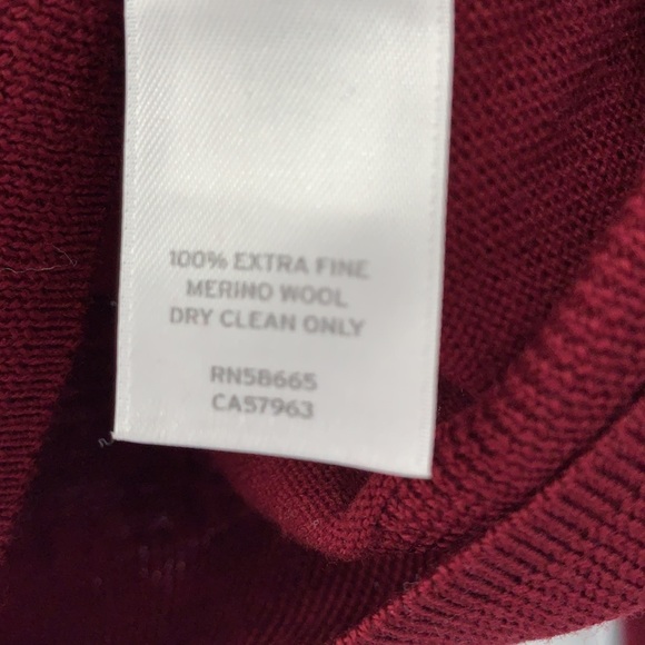 Like New Men’s V Neck Sweater - Picture 4 of 5